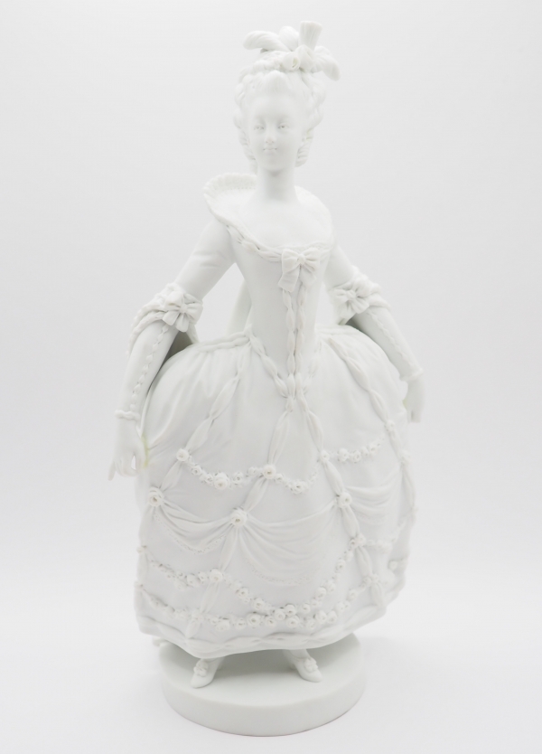 Statue de la Reine Marie Antoinette en robe de cour d'après Vigée Lebrun, biscuit de Sèvres signé