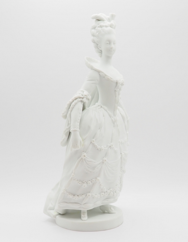 Statue de la Reine Marie Antoinette en robe de cour d'après Vigée Lebrun, biscuit de Sèvres signé