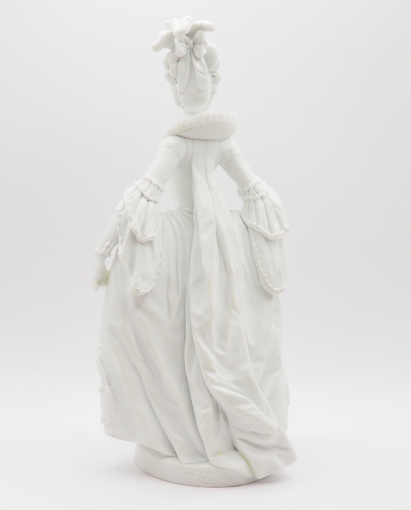 Statue de la Reine Marie Antoinette en robe de cour d'après Vigée Lebrun, biscuit de Sèvres signé