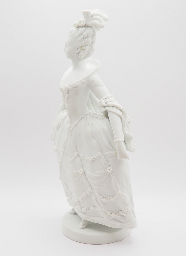 Statue de la Reine Marie Antoinette en robe de cour d'après Vigée Lebrun, biscuit de Sèvres signé