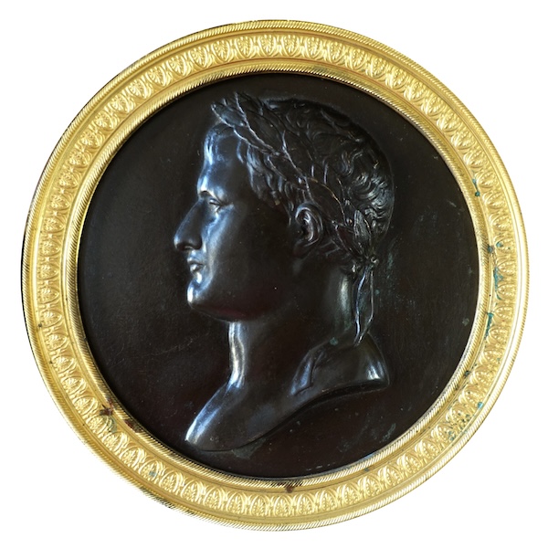 Grand médaillon : portrait de Napoleon en Empereur Romain : bronze patiné et doré
