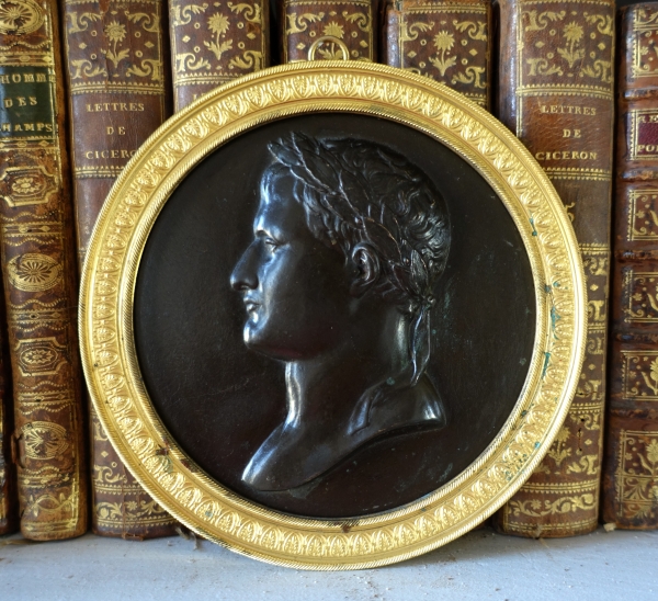 Grand médaillon : portrait de Napoleon en Empereur Romain : bronze patiné et doré