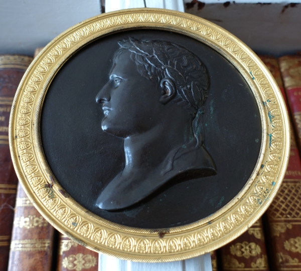 Grand médaillon : portrait de Napoleon en Empereur Romain : bronze patiné et doré