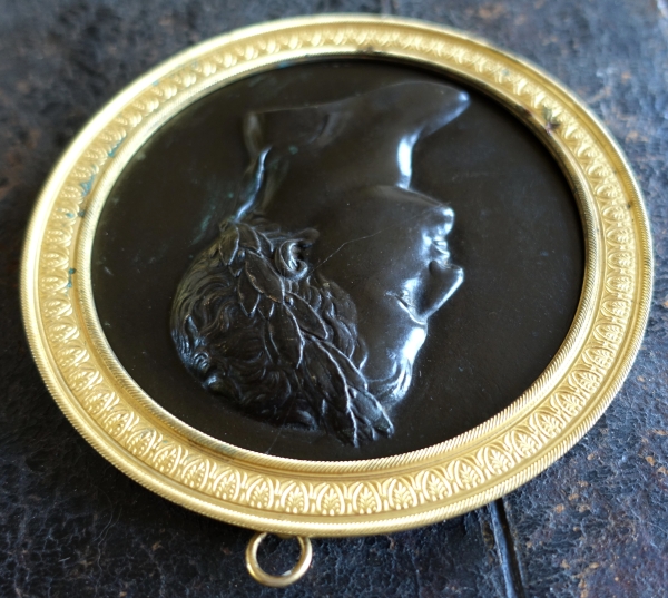 Grand médaillon : portrait de Napoleon en Empereur Romain : bronze patiné et doré