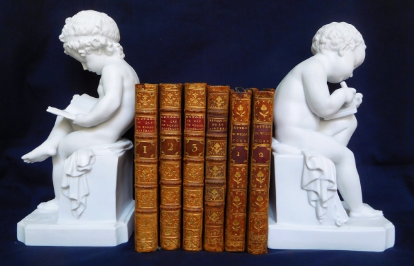 Paire de grands biscuits de porcelaine d'après Canova : putti, allégories de la lecture et de l'écriture