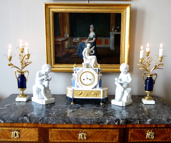 Paire de grands biscuits de porcelaine d'après Canova : putti, allégories de la lecture et de l'écriture