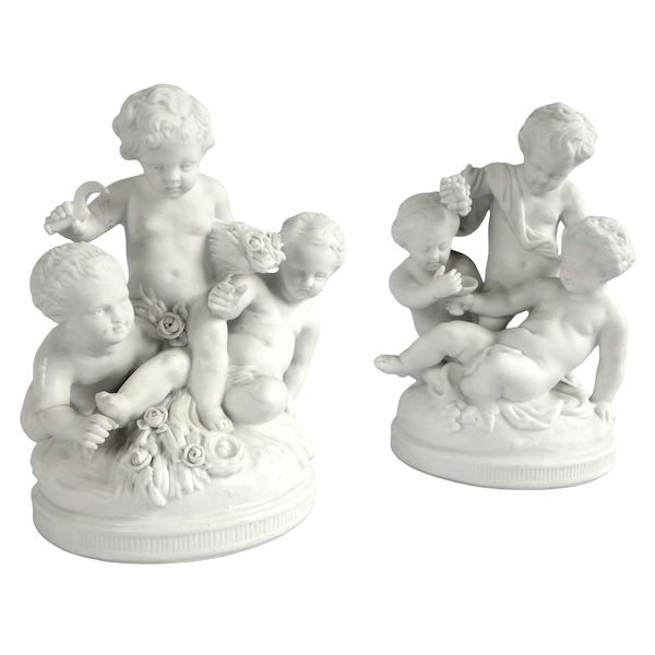 Paire de biscuits de style Louis XVI : putti faisant la récolte et les vendanges - XIXe siècle