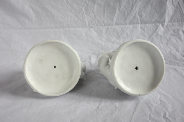 Paire de biscuits de style Louis XVI : putti faisant la récolte et les vendanges - XIXe siècle