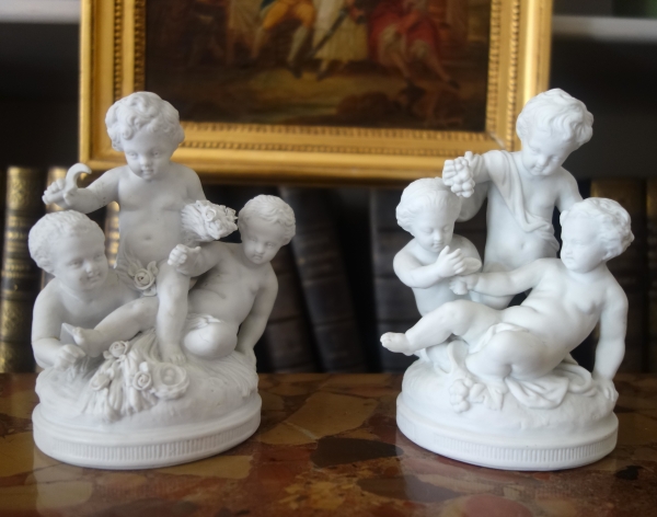 Paire de biscuits de style Louis XVI : putti faisant la récolte et les vendanges - XIXe siècle