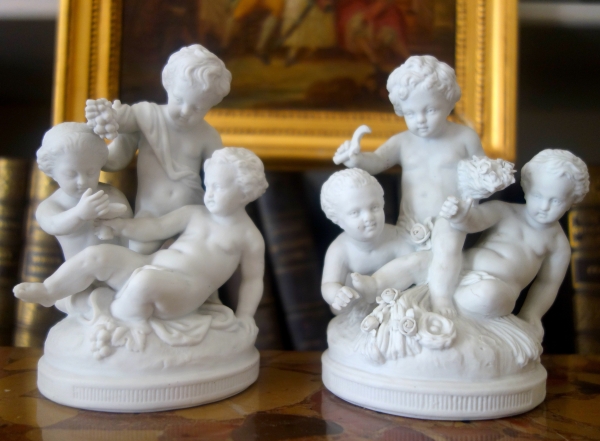 Paire de biscuits de style Louis XVI : putti faisant la récolte et les vendanges - XIXe siècle