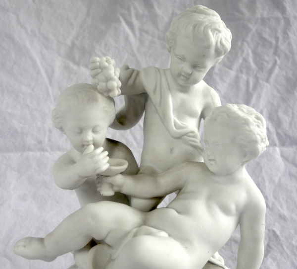 Paire de biscuits de style Louis XVI : putti faisant la récolte et les vendanges - XIXe siècle