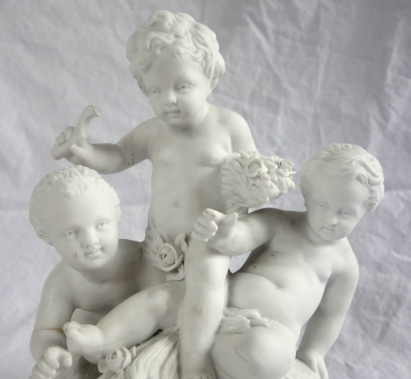 Paire de biscuits de style Louis XVI : putti faisant la récolte et les vendanges - XIXe siècle
