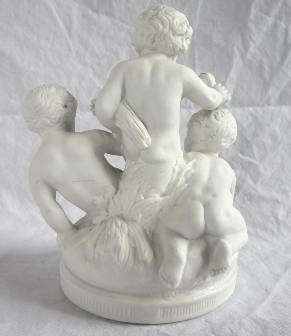 Paire de biscuits de style Louis XVI : putti faisant la récolte et les vendanges - XIXe siècle