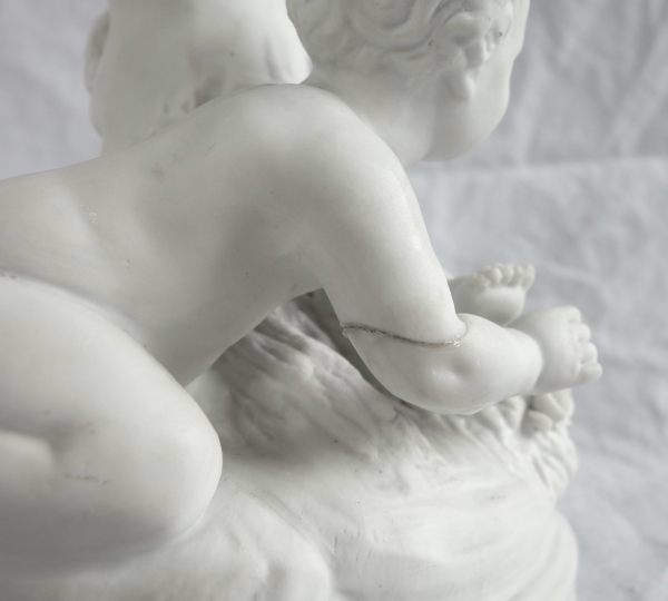 Paire de biscuits de style Louis XVI : putti faisant la récolte et les vendanges - XIXe siècle