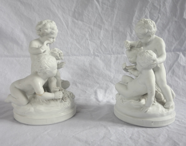 Paire de biscuits de style Louis XVI : putti faisant la récolte et les vendanges - XIXe siècle