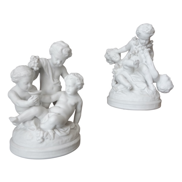 Paire de groupes en biscuits : putti jouant - style Louis XVI - XIXe siècle