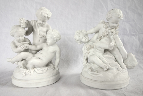 Paire de groupes en biscuits : putti jouant - style Louis XVI - XIXe siècle