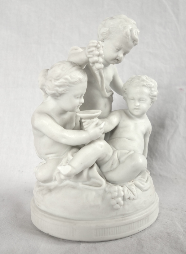 Paire de groupes en biscuits : putti jouant - style Louis XVI - XIXe siècle