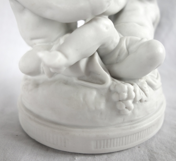 Paire de groupes en biscuits : putti jouant - style Louis XVI - XIXe siècle