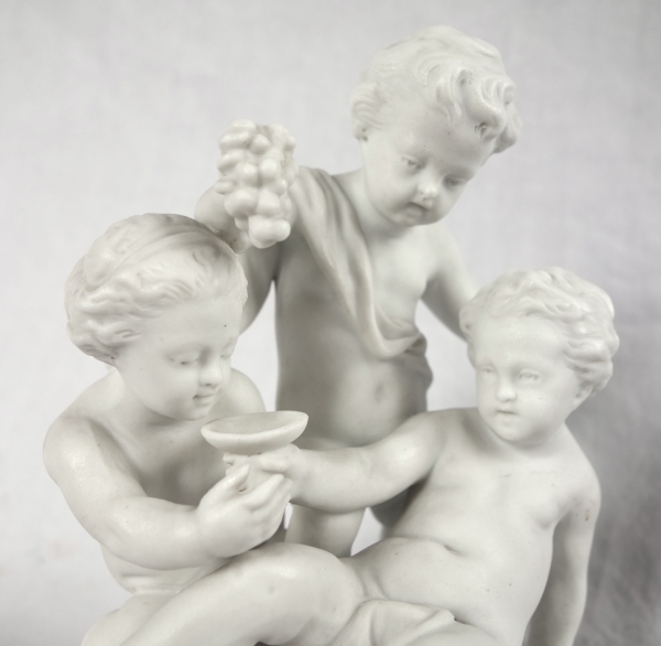 Paire de groupes en biscuits : putti jouant - style Louis XVI - XIXe siècle