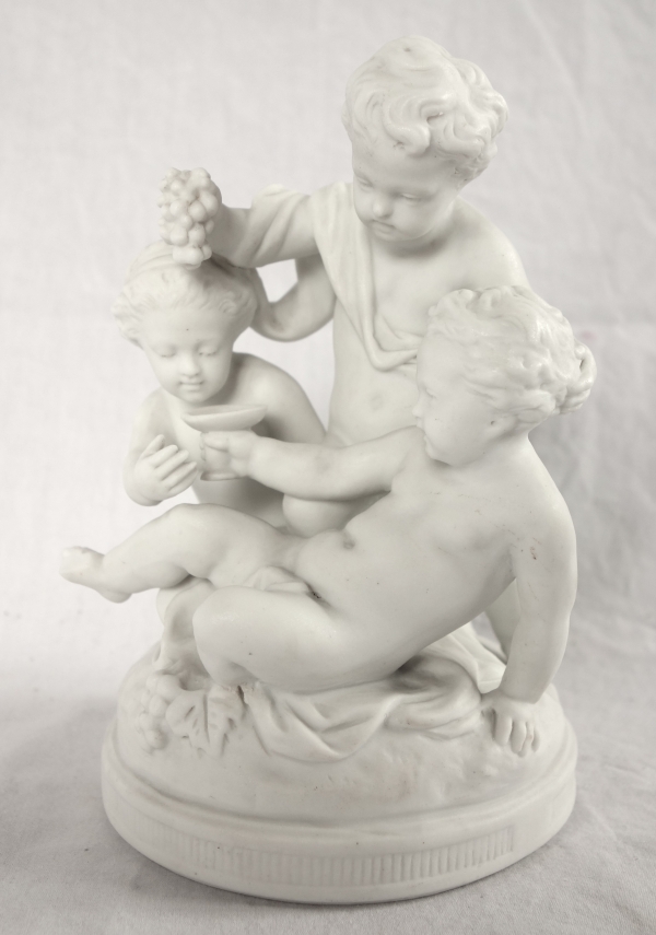Paire de groupes en biscuits : putti jouant - style Louis XVI - XIXe siècle