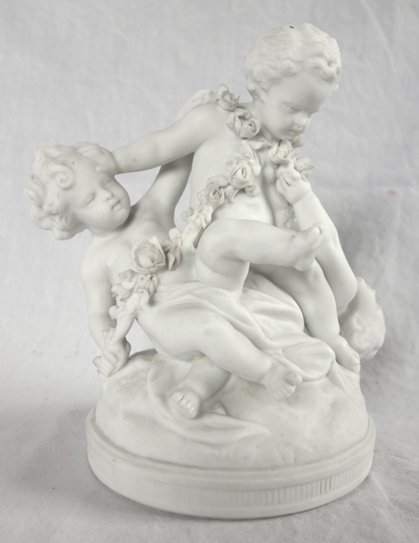Paire de groupes en biscuits : putti jouant - style Louis XVI - XIXe siècle