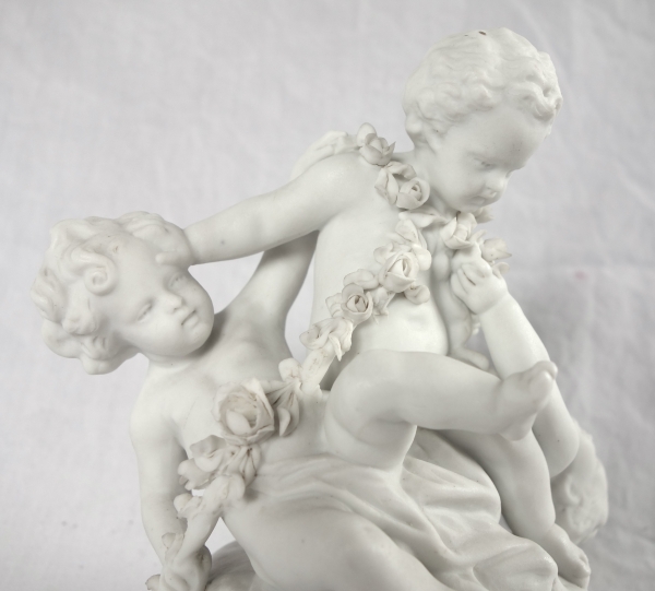 Paire de groupes en biscuits : putti jouant - style Louis XVI - XIXe siècle