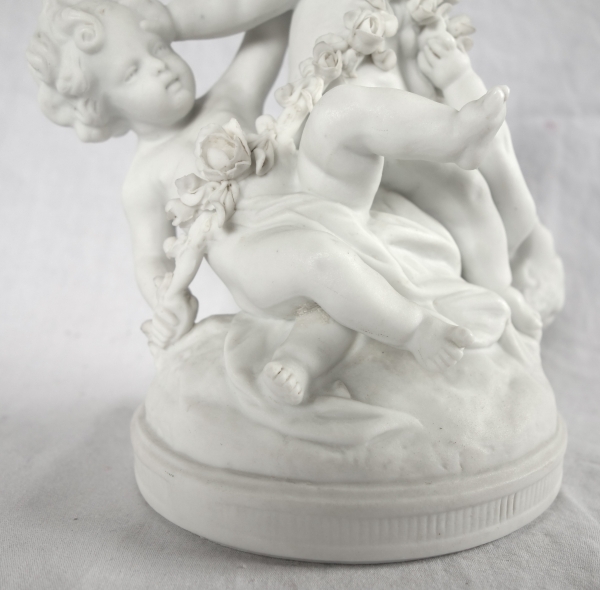 Paire de groupes en biscuits : putti jouant - style Louis XVI - XIXe siècle