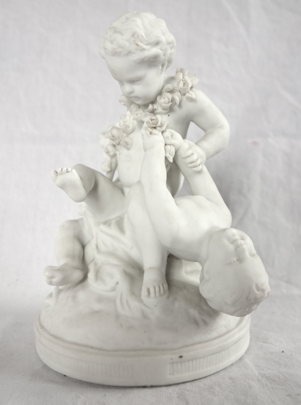 Paire de groupes en biscuits : putti jouant - style Louis XVI - XIXe siècle