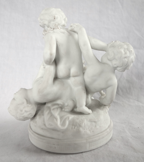 Paire de groupes en biscuits : putti jouant - style Louis XVI - XIXe siècle