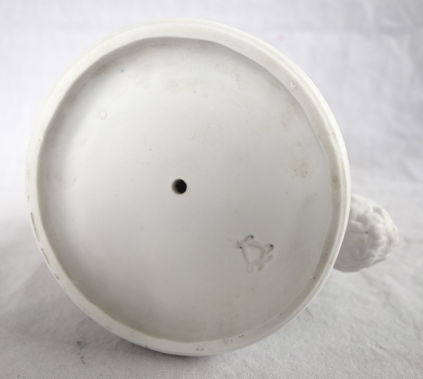 Paire de groupes en biscuits : putti jouant - style Louis XVI - XIXe siècle