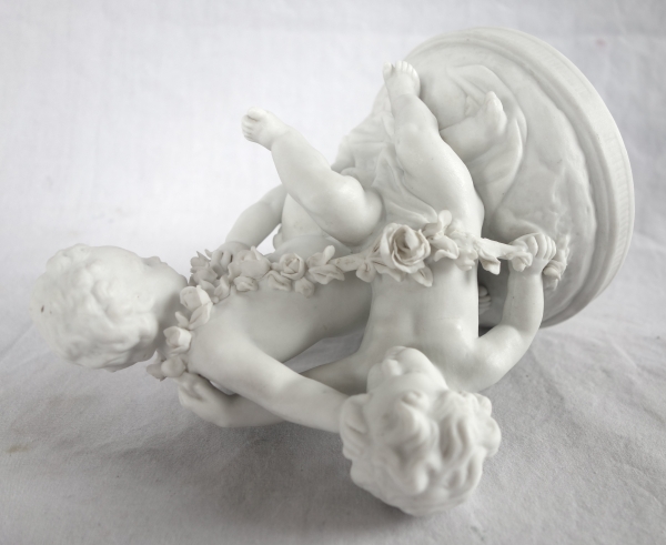 Paire de groupes en biscuits : putti jouant - style Louis XVI - XIXe siècle