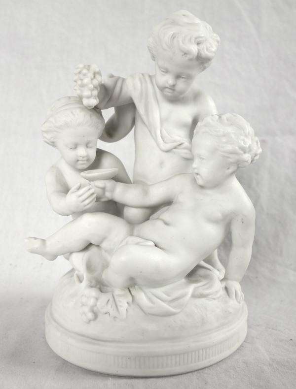 Paire de groupes en biscuits : putti jouant - style Louis XVI - XIXe siècle