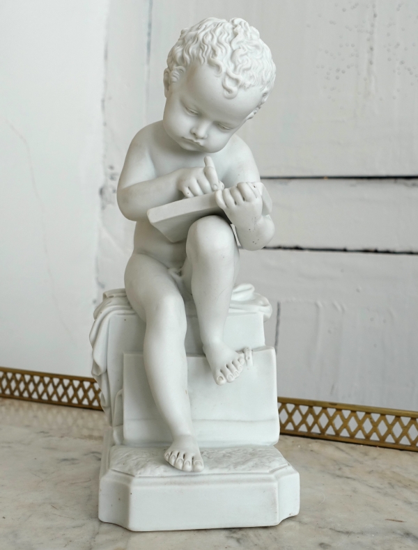 Putto en biscuit de porcelaine, allégorie de l'écriture d'après Canova - Manufacture Samson