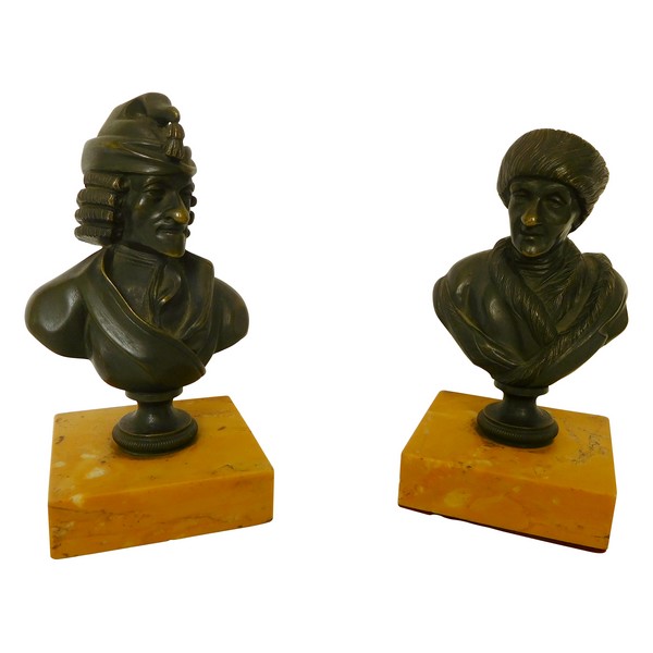 Paire de bustes en bronze patiné, socle en marbre jaune de Sienne : Voltaire et Rousseau