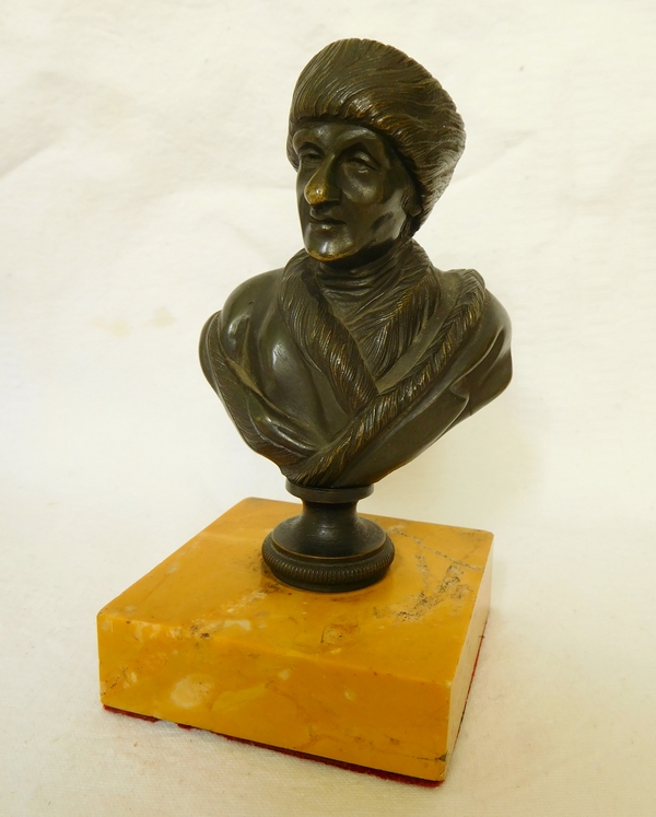 Paire de bustes en bronze patiné, socle en marbre jaune de Sienne : Voltaire et Rousseau