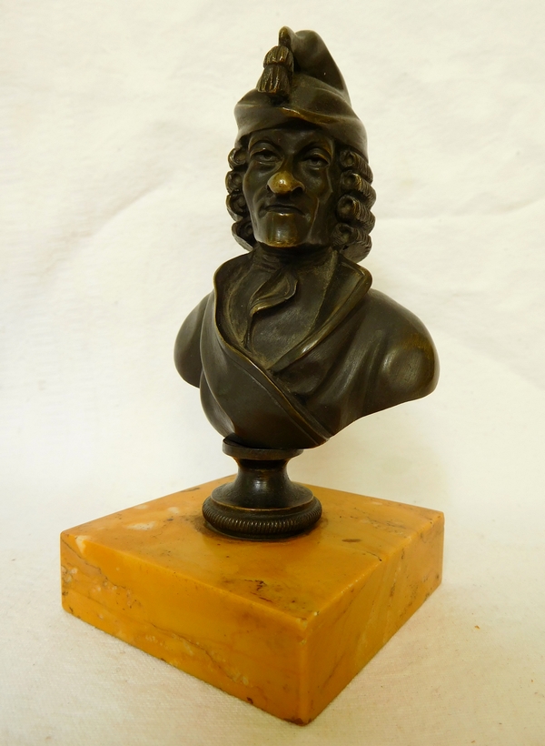 Paire de bustes en bronze patiné, socle en marbre jaune de Sienne : Voltaire et Rousseau