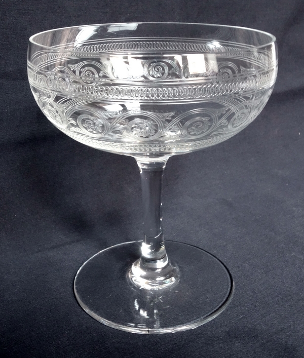 Coupe à champagne en cristal de Baccarat, modèle gravure Athénienne