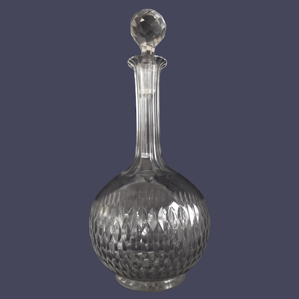 Grande carafe à vin en cristal de Baccarat, forme ballon 6186 modèle écailles biseautées taille 8357 - 30,7cm