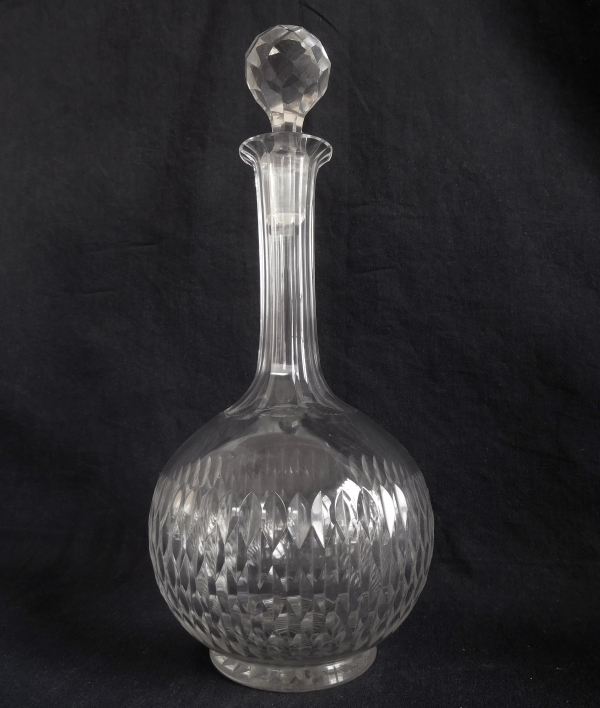 Grande carafe à vin en cristal de Baccarat, forme ballon 6186 modèle écailles biseautées taille 8357 - 30,7cm