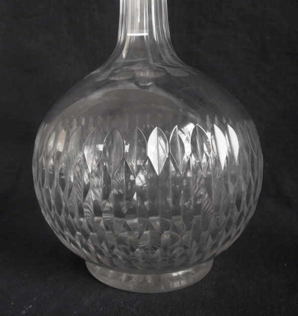 Carafe à vin en cristal de Baccarat, forme ballon 6186 modèle écailles biseautées taille 8357 - 27,5cm