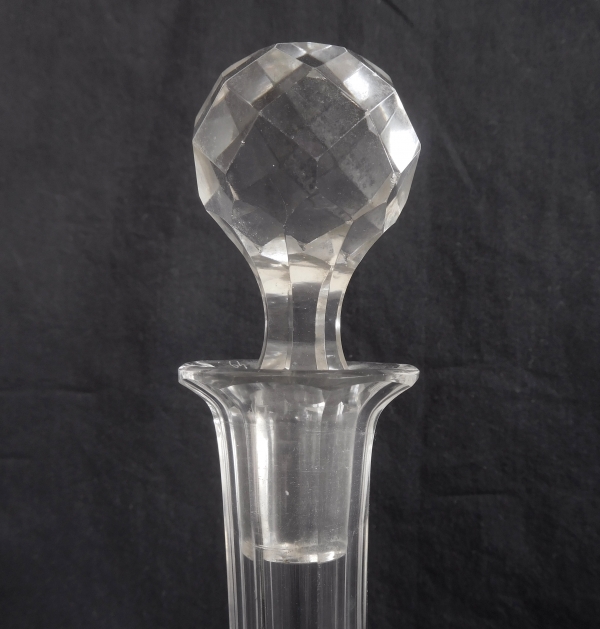 Grande carafe à vin en cristal de Baccarat, forme ballon 6186 modèle écailles biseautées taille 8357 - 30,7cm