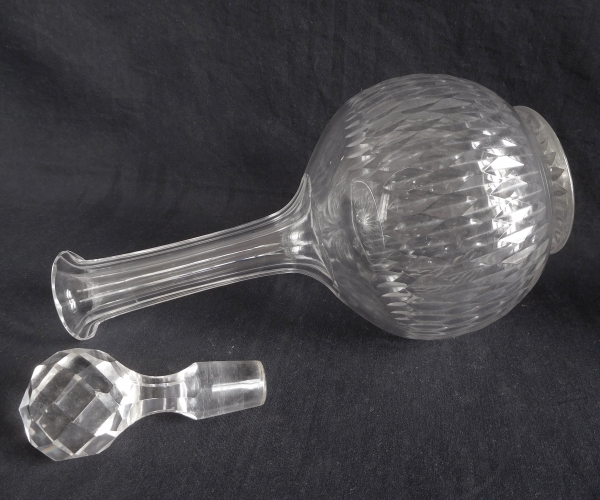 Carafe à vin en cristal de Baccarat, forme ballon 6186 modèle écailles biseautées taille 8357 - 27,5cm