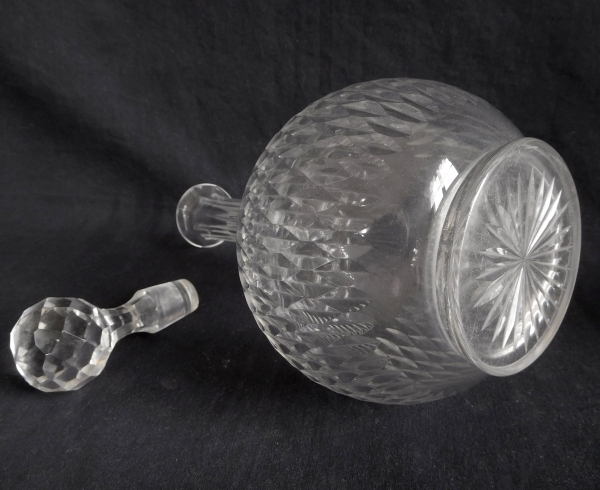 Grande carafe à vin en cristal de Baccarat, forme ballon 6186 modèle écailles biseautées taille 8357 - 30,7cm