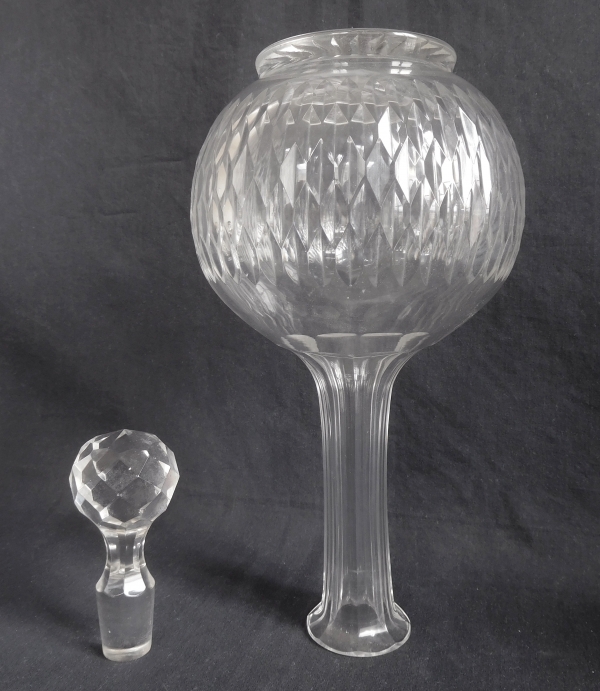 Carafe à vin en cristal de Baccarat, forme ballon 6186 modèle écailles biseautées taille 8357 - 27,5cm