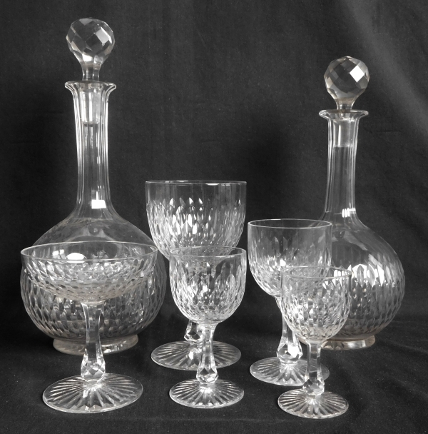 Grande carafe à vin en cristal de Baccarat, forme ballon 6186 modèle écailles biseautées taille 8357 - 30,7cm