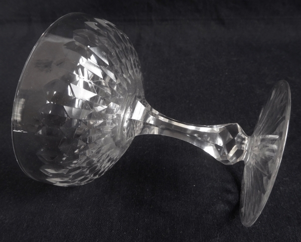 Coupe à champagne en cristal de Baccarat, forme ballon 6186 modèle écailles biseautées taille 8357