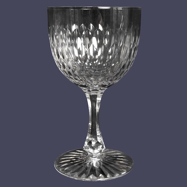 Verre à vin en cristal de Baccarat, forme ballon 6186 modèle écailles biseautées taille 8357 - 12,5cm