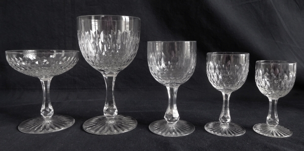 Verre à vin blanc / verre à porto en cristal de Baccarat, forme ballon 6186 modèle écailles biseautées taille 8357 - 10,9cm