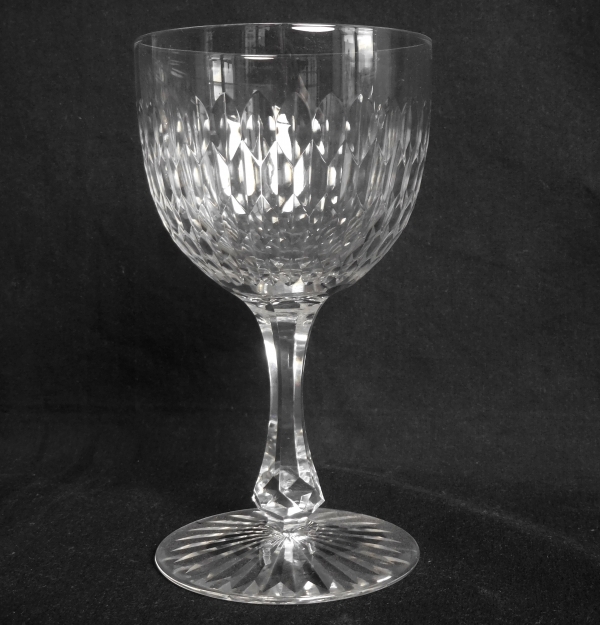 Verre à eau en cristal de Baccarat, forme ballon 6186 modèle écailles biseautées taille 8357 - 15,5cm